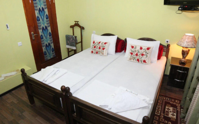 Al Mansur Guesthouse