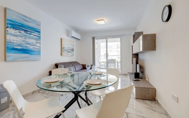 Modern Apartment Steps to St George's Bay
