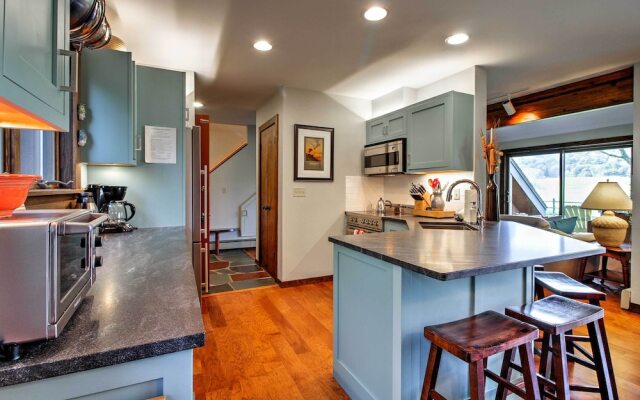 Stowe Vacation Rental w/ Deck & Mountain Views!