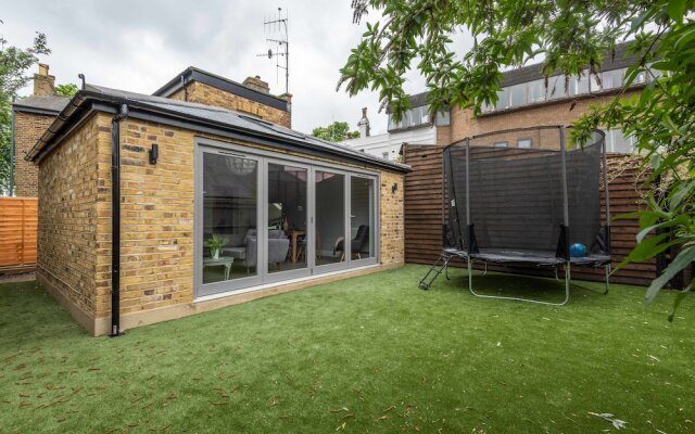 Stylish Family Home by Twickenham Stadium