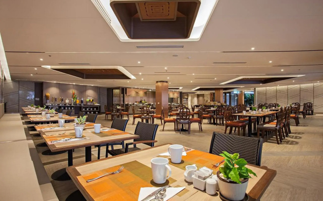 Le Meridien Khao Lak Resort & Spa