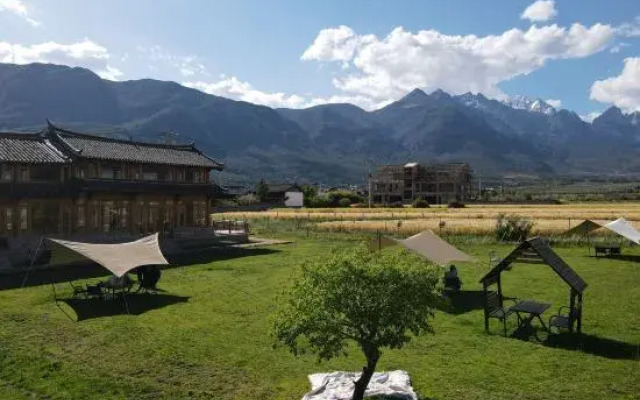 SK Snow Mountain View Garden Hostel