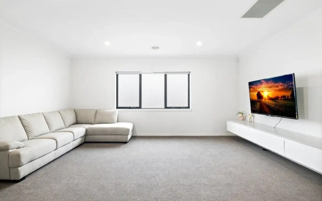 Spacious 5-bed Home in Peaceful Point Cook