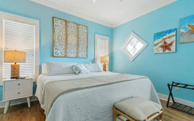 Family-friendly Pensacola Home < 1 Mi to Beach!