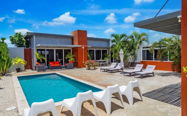 Stunning Modern Home, Near Beaches Full AC