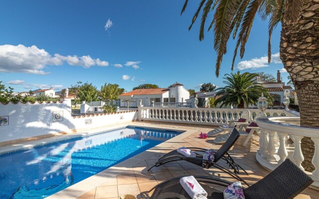 Holiday Home on a Canal With Private Swimming Pool and Mooring