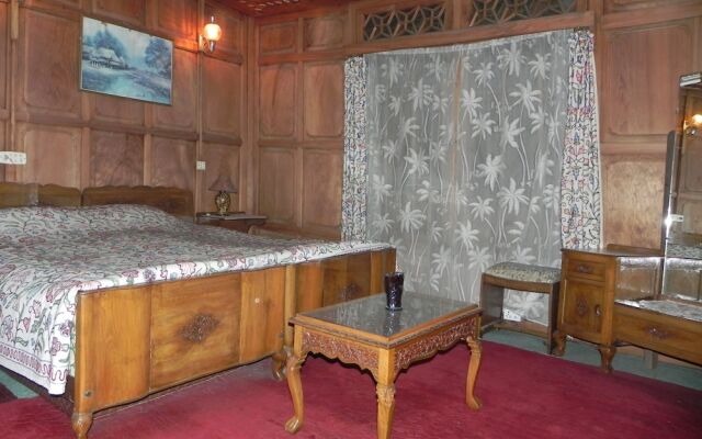 Shabrose Heritage Houseboats