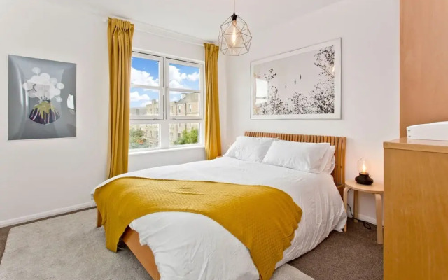 Arty 2 Bedroom Flat By Leith Shore