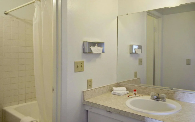 Super 8 By Wyndham Vernon