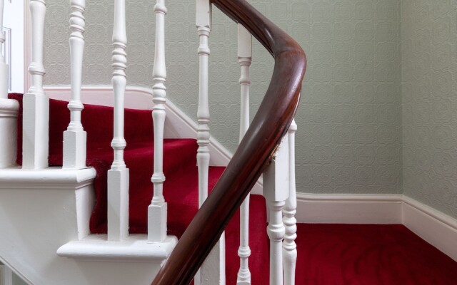 Melrose Lodge 4-bedroom house 1-bed flat