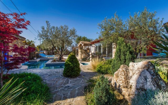 Stunning Home in Izola with Outdoor Swimming Pool, Hot Tub & 5 Bedrooms