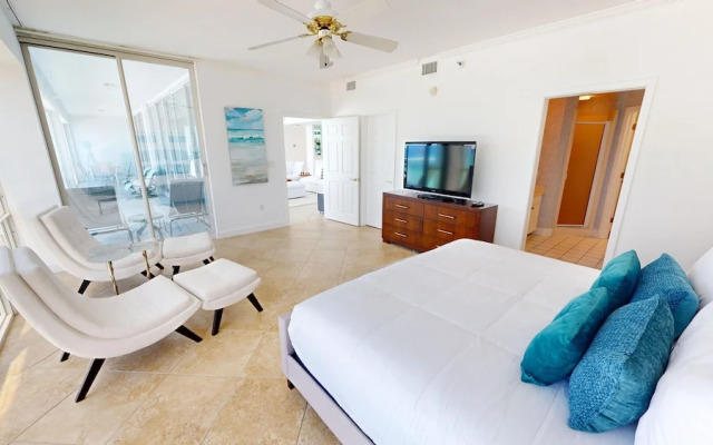 Oceania 807 3 Bedroom Condo by RedAwning