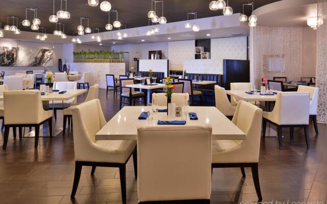 Clarion Inn & Suites Across From Universal Orlando Resort