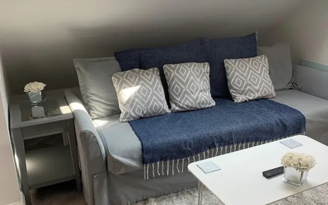 Seaside Chic Loft Apartment in Leigh-on-sea