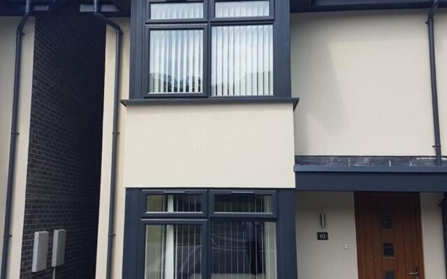 Bright Modern House beside Snowdonia