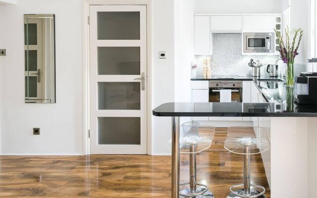 Cosy, Modern Chelsea Studio