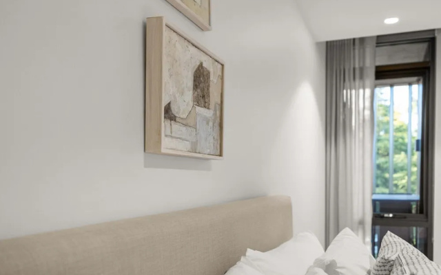 Elegant 2-bed Urban Retreat With Outdoor Dining – Guest Rooms – Braddon