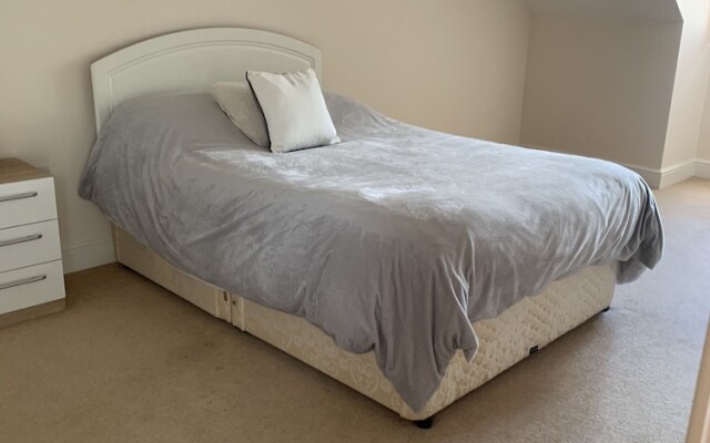 Captivating 4-bed House in West Wales