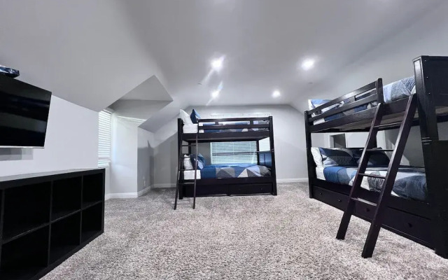 Sensational 6 Bedroom 4 Bathroom Pool Home (3 Master Bedrooms W/bathrooms)