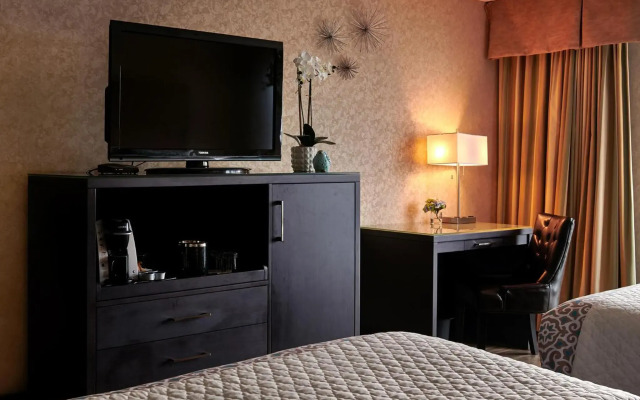 Lonsdale Quay Hotel
