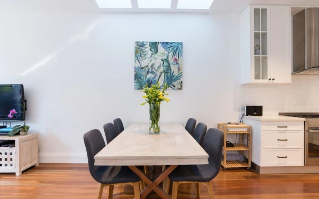 Bright Home in Trendy Newtown Close to the Park