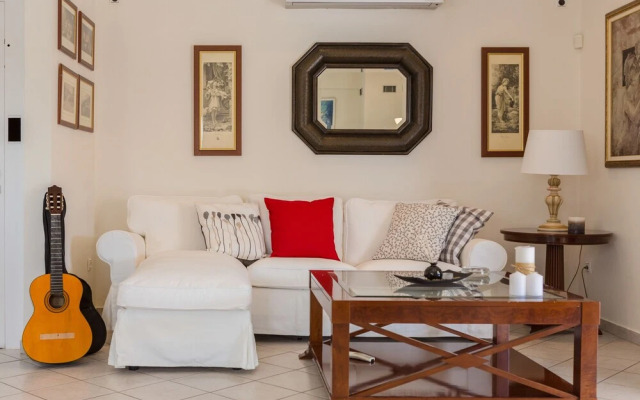 Santa Barbara lux studio in Marathonas