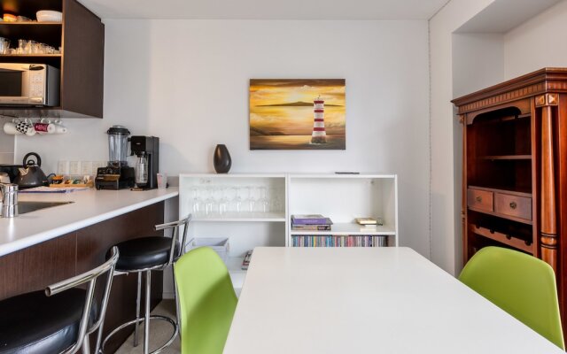 Cosy Two Bedroom in CBD with Pool