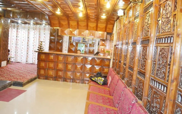 Houseboat Parimahal