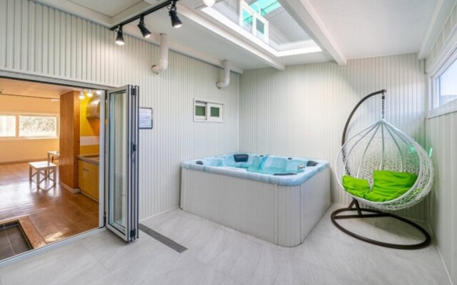 Gyeongju Heimisch Pool Villa