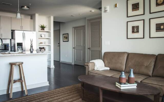 Luxury 2BR Apt In Uptown City View