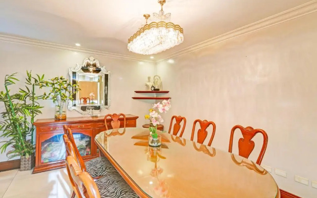 Townhouse Oak VIP Suites