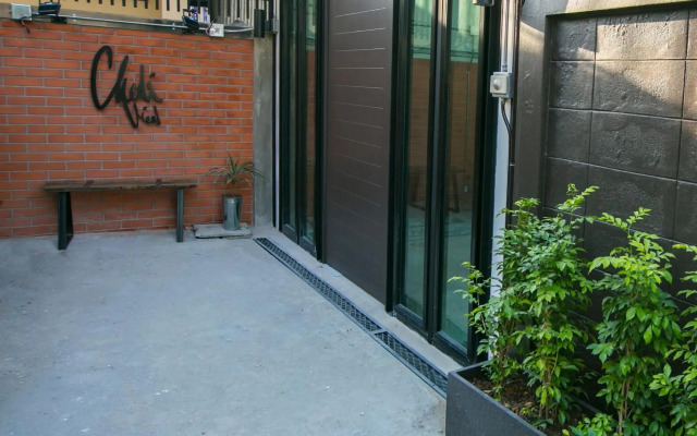 Chedi View Hostel & Rooftop Bar