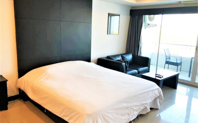 Platinum Suites, Thepprasit Road - Large top Floor Studio