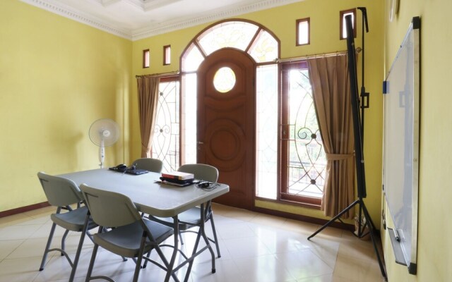 Maharani Guesthouse Tebet Syariah - Hostel