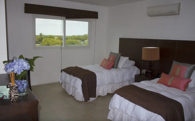 Iguana Crossing Boutique Hotel