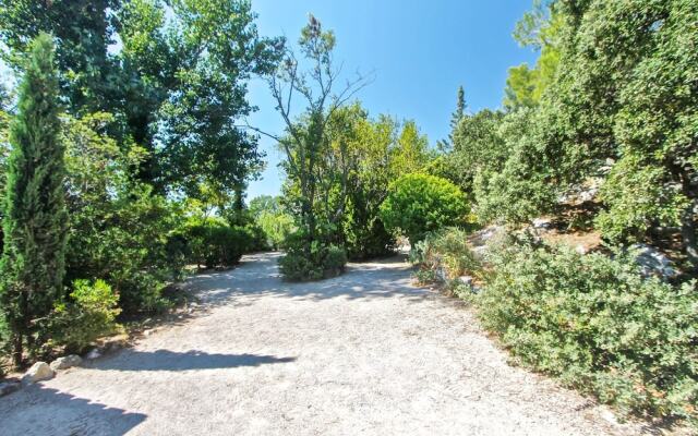 Villa With 4 Bedrooms in Maussane-les-alpilles, With Wonderful Mountai