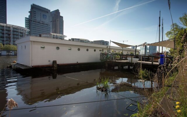 A Bed & Breakfast on a Splendid Houseboat