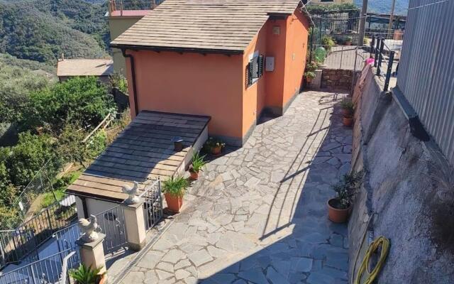 Victor house 011017-LT-0824 with private parking