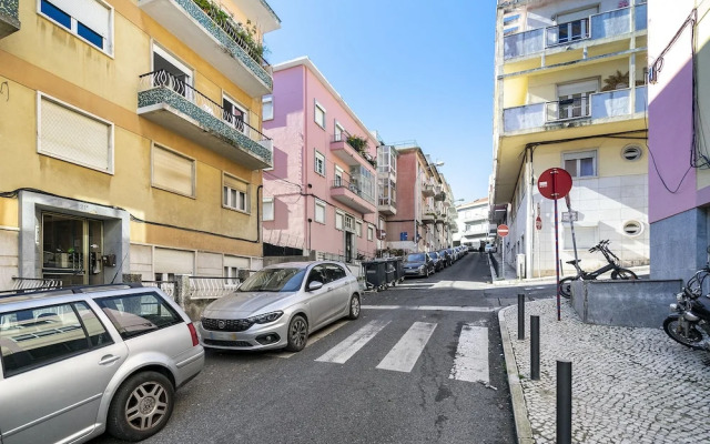 Suburban Serenity Family Home With Pool