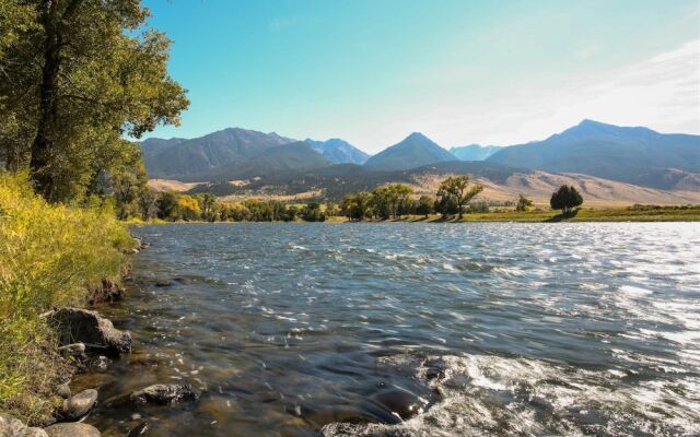 PV - Yellowstone River Retreat