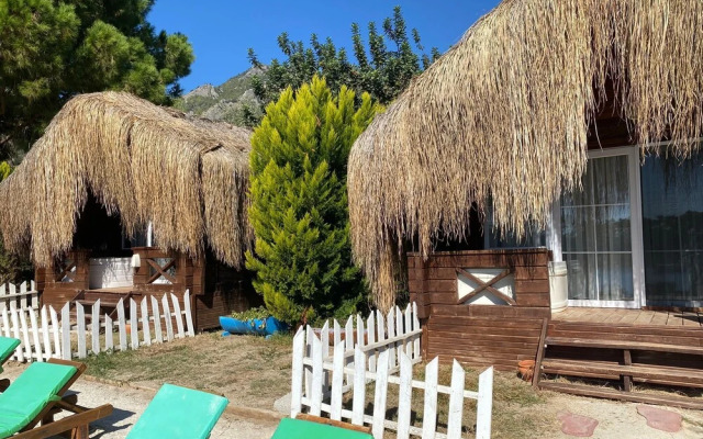 Green Pine Beach & Bungalows