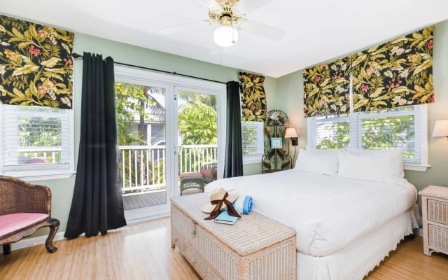 Linger Longer by Avantstay Key West Walkable Gated Community, Shared Pool Week Long Stays Only