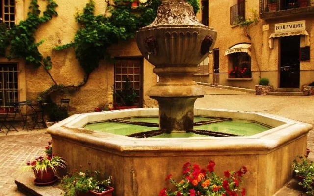 La Maison aux Volets Bleus