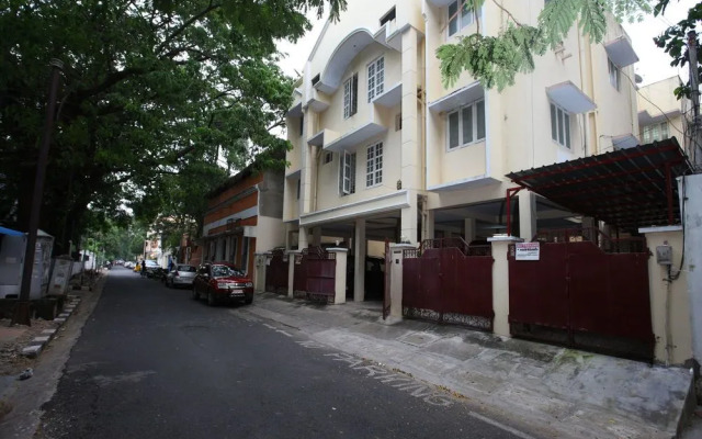 OYO Home 10497 Compact 2BHK Pondy White Town