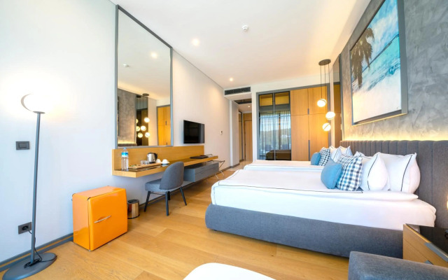 The Norm Collection Door'a