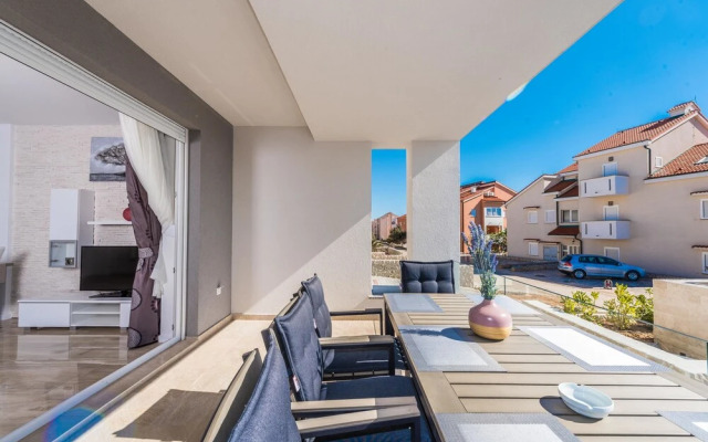Apartments with Pool Villa Zora