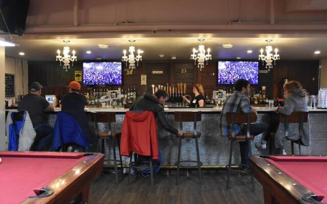 Party Hostel- Canmore Hotel Hostel