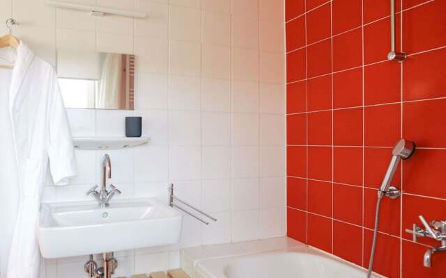 Bauhaus Holiday Apartment by the Lake