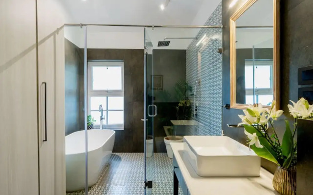 Villa Bauhinia - 5bhk With Pool 10 Mins to Beach