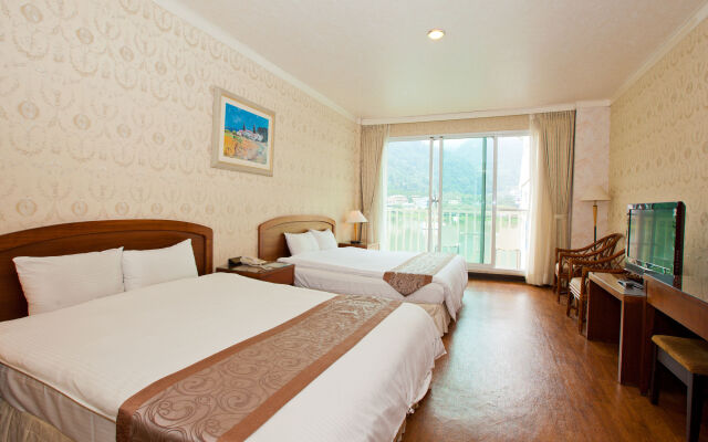 Lakeside Resort Hotel